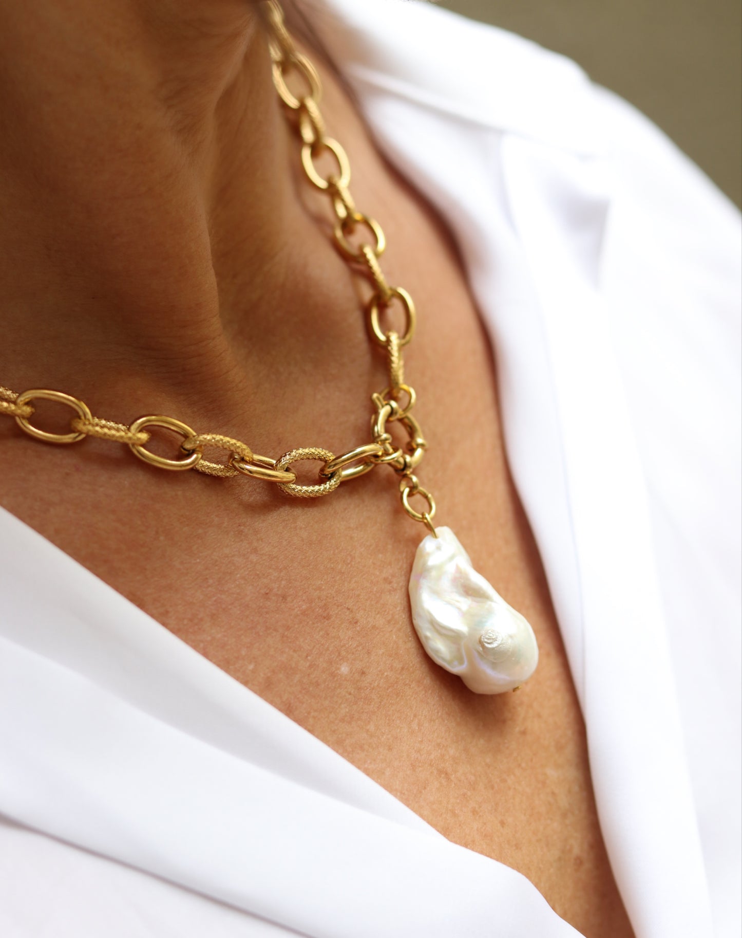 large natural pearl
chunky gold chain
large pearl necklace
classy elegant style
fashion trendy
anniversary wife
birthday gift woman
valentines gift
stylish fashionista
gold statement chain
pearl pendant chain
business attire
classic contemporary