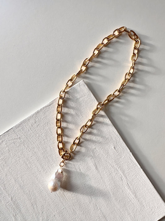 large natural pearl
chunky gold chain
large pearl necklace
classy elegant style
fashion trendy
anniversary wife
birthday gift woman
valentines gift
stylish fashionista
gold statement chain
pearl pendant chain
business attire
classic contemporary